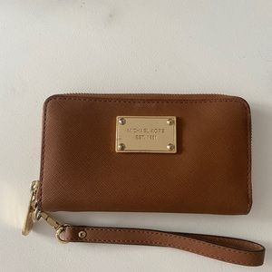 MICHAEL KORS JET SET ZIP AROUND WRISTLET WALLET (brown leather)
